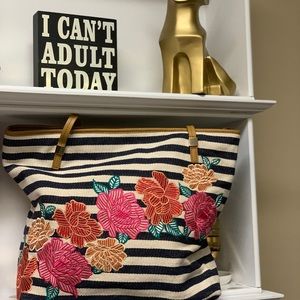 🦩🦩Chicos Floral embroidery. Zipper closer.🦩🦩